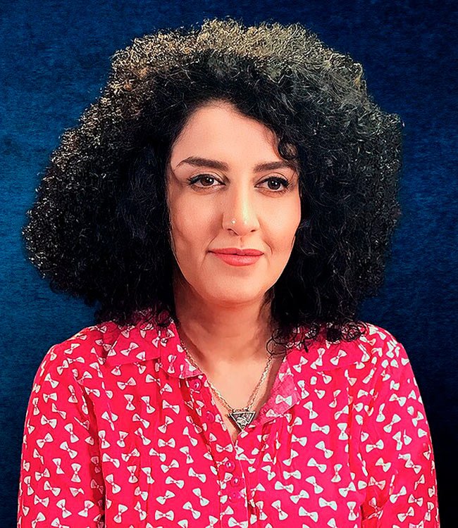 Narges Mohammadi, Premio Nobel de la Paz 2023, sonriendo durante un evento de derechos humanos.