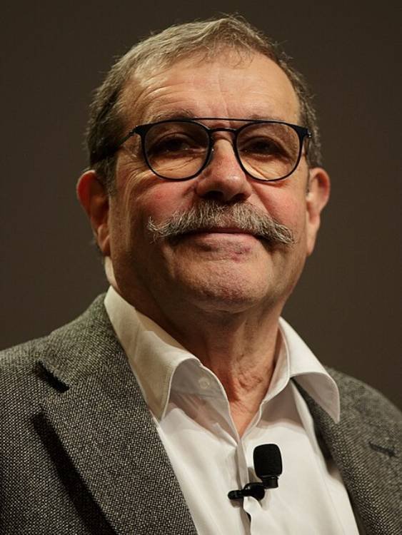Alain Aspect – Nobel de Física 2022 Retrato del físico francés Alain Aspect, ganador del Premio Nobel de Física 2022 por sus experimentos con fotones entrelazados.