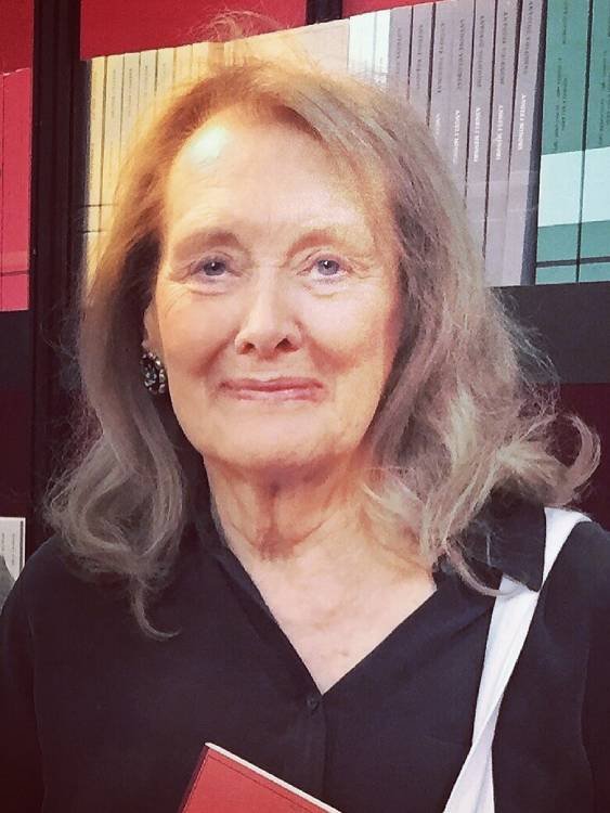Retrato de la escritora francesa Annie Ernaux, ganadora del Premio Nobel de Literatura 2022 por su obra autobiográfica y sociológica.