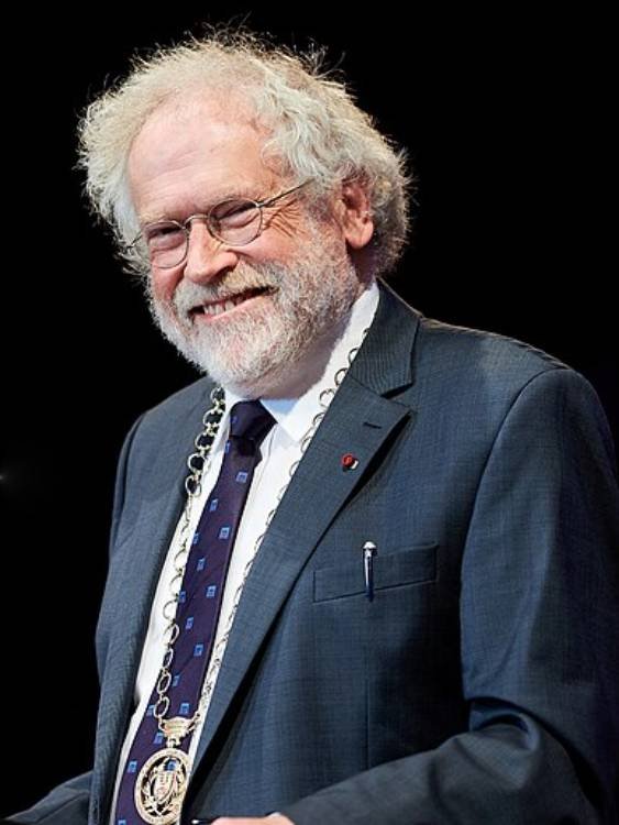 Anton Zeilinger – Nobel de Física 2022 Retrato de Anton Zeilinger, físico austríaco pionero en información cuántica y teletransporte cuántico, Premio Nobel de Física 2022.