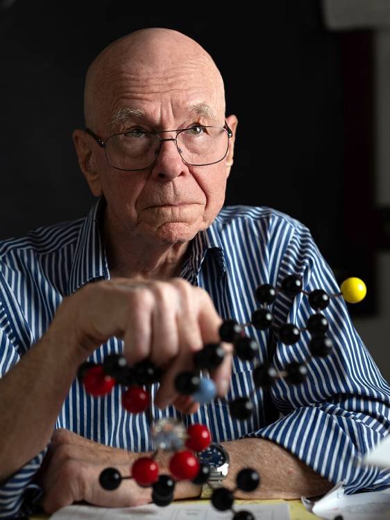 K. Barry Sharpless – Nobel de Química 2022 Karl Barry Sharpless, científico estadounidense y dos veces ganador del Premio Nobel de Química, reconocido en 2022.