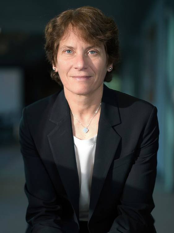 Dra. Carolyn R. Bertozzi, investigadora de Stanford y Premio Nobel de Química 2022 por el desarrollo de la química bioortogonal.