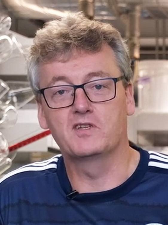 David MacMillan – Nobel de Química 2021 Retrato de David MacMillan, investigador galardonado con el Premio Nobel de Química en 2021.