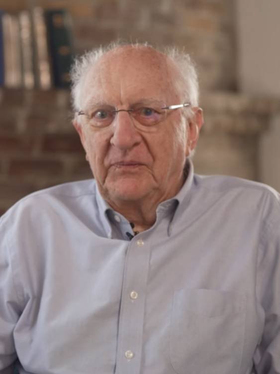 John Clarke – Nobel de Física 2025 Retrato del físico John Clarke, ganador del Premio Nobel de Física 2025 por sus investigaciones en túnel cuántico macroscópico.