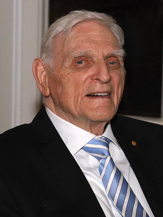 John B. Goodenough Nobel de Química 2019 John B. Goodenough, creador de las baterías de iones de litio y Premio Nobel de Química 2019.