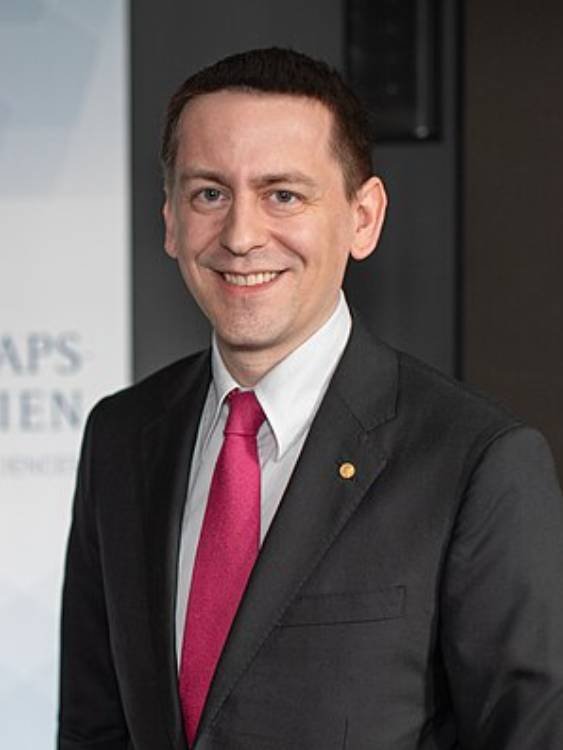 John M. Jumper – Nobel de Química 2024 John M. Jumper, científico galardonado con el Nobel de Química 2024 por el desarrollo del modelo AlphaFold2.