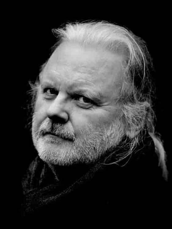 Retrato del escritor noruego Jon Fosse, ganador del Premio Nobel de Literatura 2023 por su prosa innovadora.