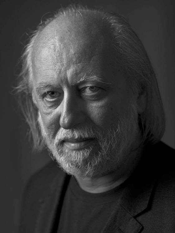 László Krasznahorkai – Nobel de Literatura 2025 El escritor húngaro László Krasznahorkai, ganador del Premio Nobel de Literatura 2025 por su obra visionaria.