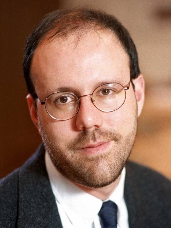Retrato de Michael Kremer, co-ganador del Nobel de Economía 2019 por experimentos para mitigar la pobreza.