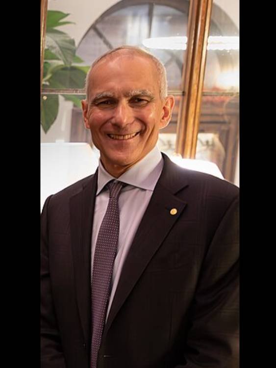Moungi Bawendi – Premio Nobel de Química 2023 Retrato de Moungi Bawendi, premiado con el Nobel de Química 2023 por el desarrollo de puntos cuánticos.
