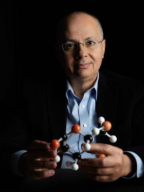 Omar M. Yaghi – Nobel de Química 2025 Perfil de Omar M. Yaghi, Premio Nobel de Química 2025, reconocido por su trabajo en la captura de CO2 mediante marcos metal-orgánicos.