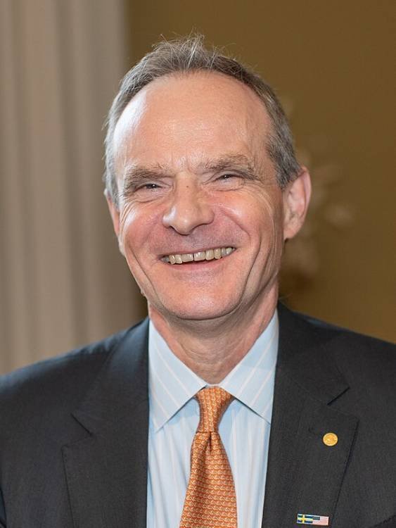 Simon Johnson – Nobel de Economía 2024 Retrato de Simon Johnson, co-ganador del Premio Nobel de Economía 2024 por su investigación sobre la prosperidad de las naciones.