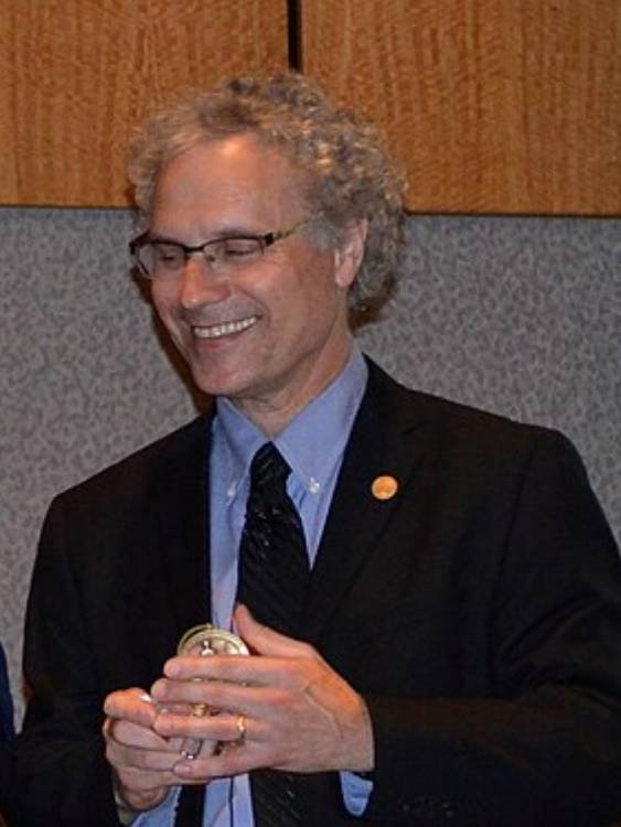 Victor Ambros – Nobel de Medicina 2024 Retrato del biólogo Victor Ambros, galardonado con el Premio Nobel de Fisiología o Medicina 2024 por el descubrimiento del microARN.